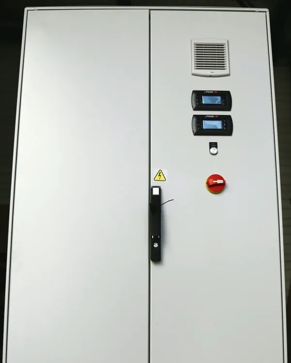 Armoire industrielle fermée, deux régulateurs en façade.