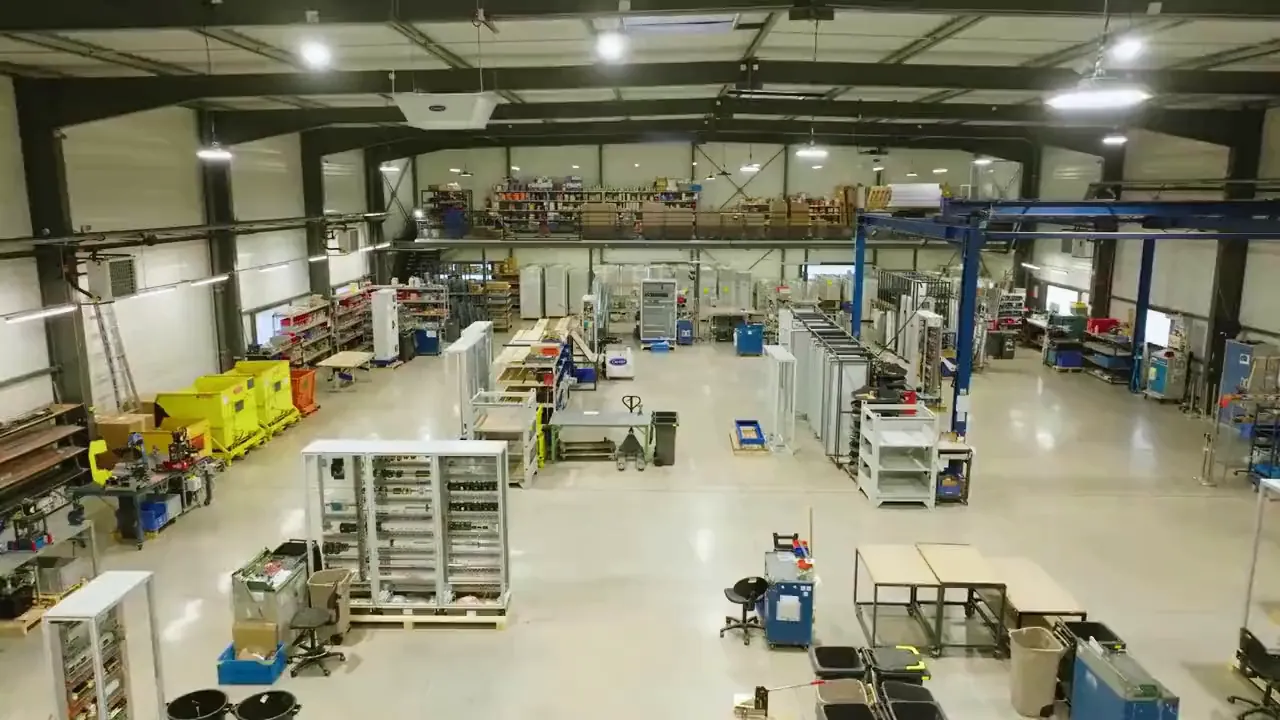 Le hall de production de Jenko, avec son pont roulant et les postes de travail des câbleurs.